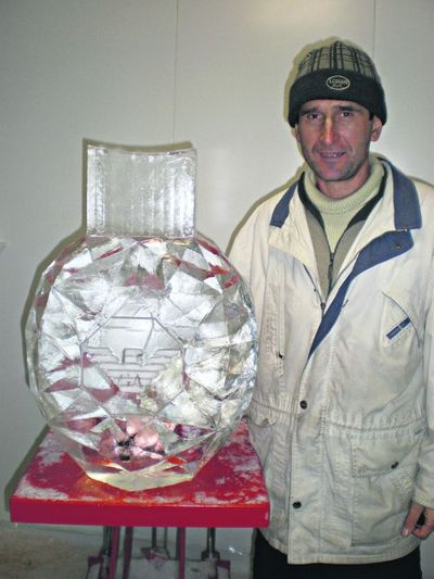 Якось Володимир робив скульптуру з льоду для реклами Armani