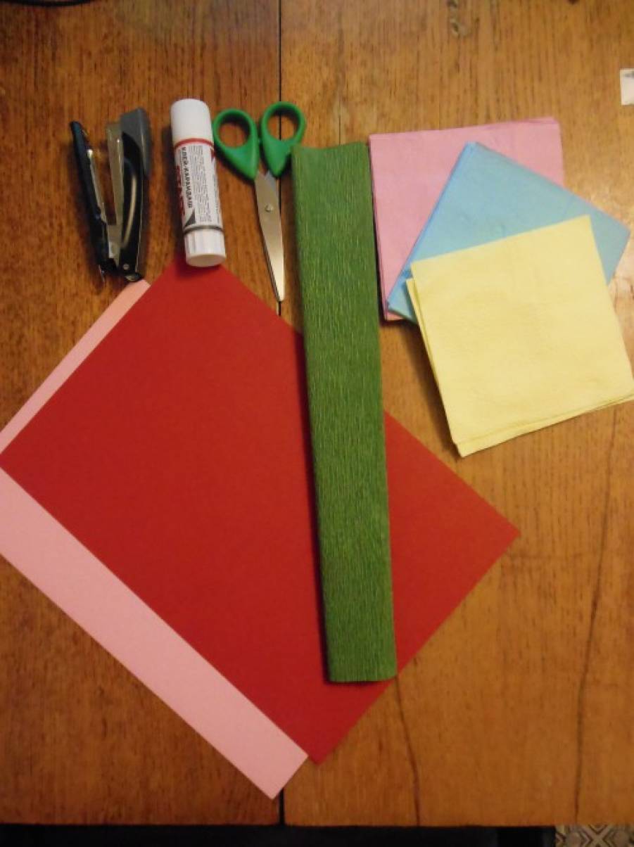 Для вироби необхідно: клей -карандаш, степлер, ножиці, кольоровий картон, зелена гофрований папір, кольорові серветки