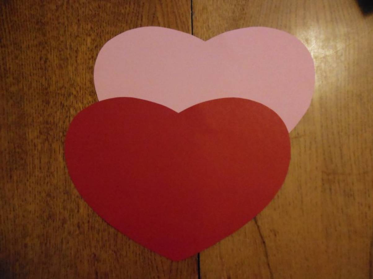 Для виготовлення серця я використовувала червоний і рожевий картон тонований з тисненням