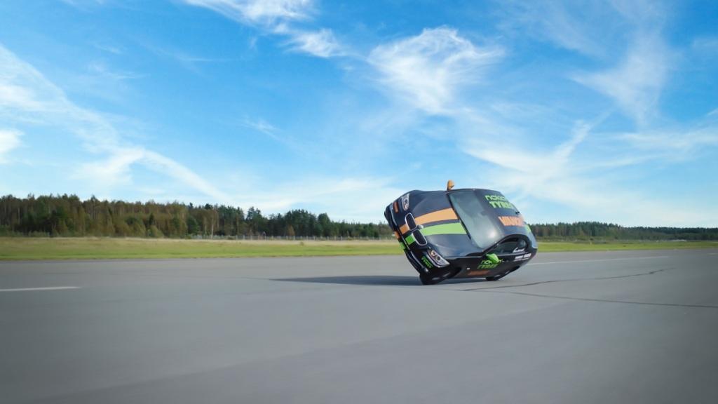 Попередній рекорд швидкості автомобіля на двох колесах - 181,25 км / год (112,62 миль / год) - був встановлений в 1997 році шведом Гораном Еліасона