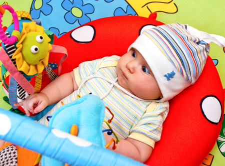 За допомогою цієї подушки лежить на животі малюкові буде зручно підніматися на руках і вивчати розташовані попереду іграшки