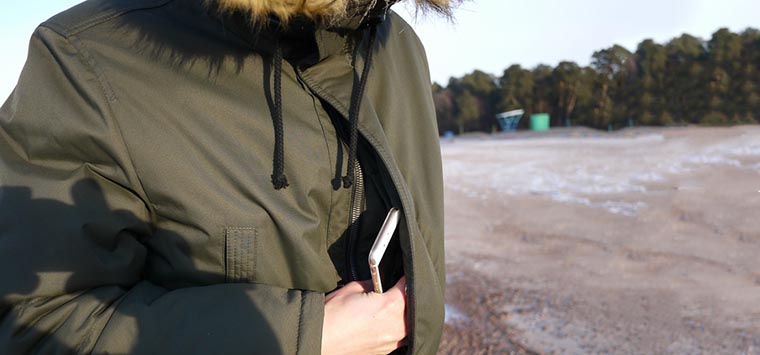Не варто взимку носити смартфон в руках, зовнішній кишені одягу або в легкій сумці