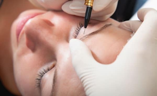 Сенс обох процедур один - нанесення малюнка на шкіру брів у вигляді волосків за допомогою впровадження в шкіру пігменту