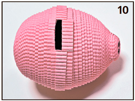 Візьміть рожеву смужку шириною 1 см і обклейте нею стик заготовок: від одного краю щілини до іншого