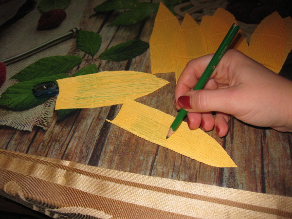 На жовтому папері малюємо штрихи зеленим олівцем (якщо використовуєте зелену папір, то цього робити не потрібно)