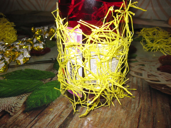 Аналогічно можна використовувати звичайні волокна сизалю, декоративну капронову флористичну сітку
