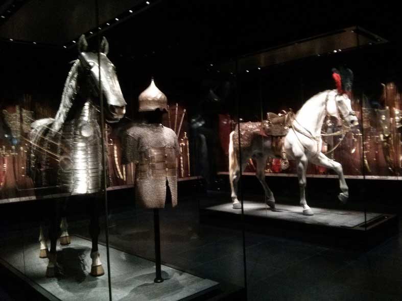 Експонати, включаючи зразки холодної та вогнепальної зброї Османської імперії, збиралися саксонськими курфюрстами з XVI по XIX століття