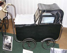 Перші коляски з'явилися так, що до кошику або до короба прикріпили колеса, три або чотири і приробили голоблю