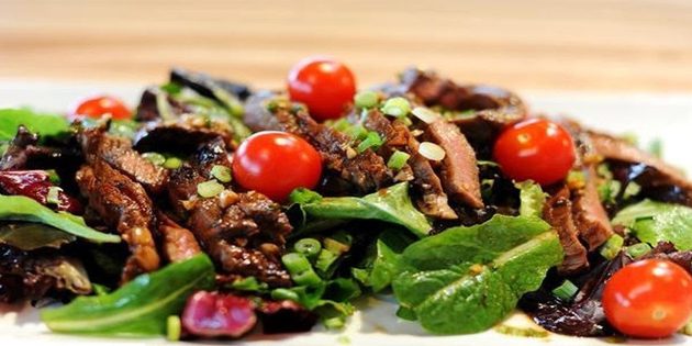 Теплий салат з яловичиною і овочами