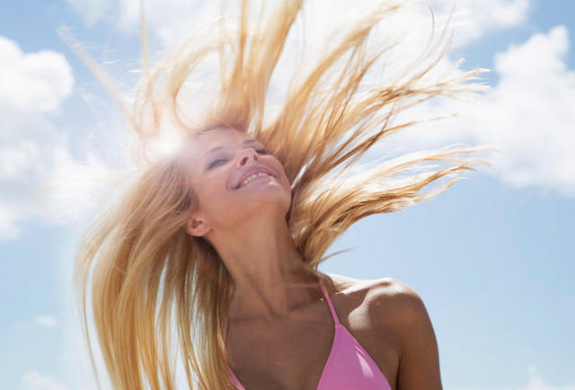 На пляжі не забувайте про головний убір: він повинен закривати волосся від сонячних променів
