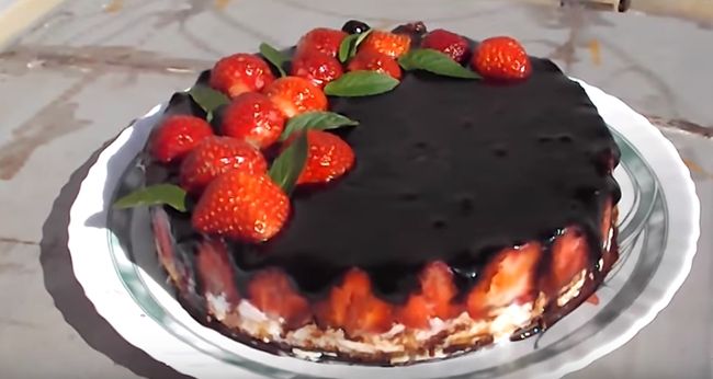 Новорічний торт полунично-шоколадний - покроковий рецепт