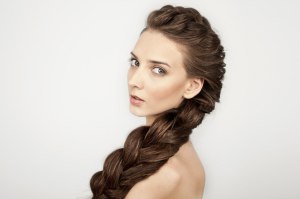 Якщо у жінки густі довгі або середньої довжини волосся, проблем з пошуком підходящої зачіски практично не виникає
