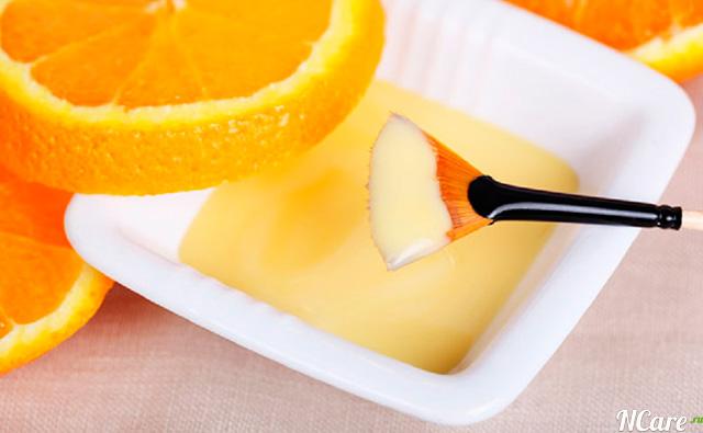 Ще одна домашня маска для сухої шкіри обличчя: яєчний жовток збити з трьома краплями апельсинового масла і менше половини чайної ложки масла мигдалю