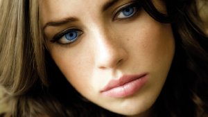 Поєднання блакитних очей і темного волосся викликає інтерес і зустрічається досить рідко