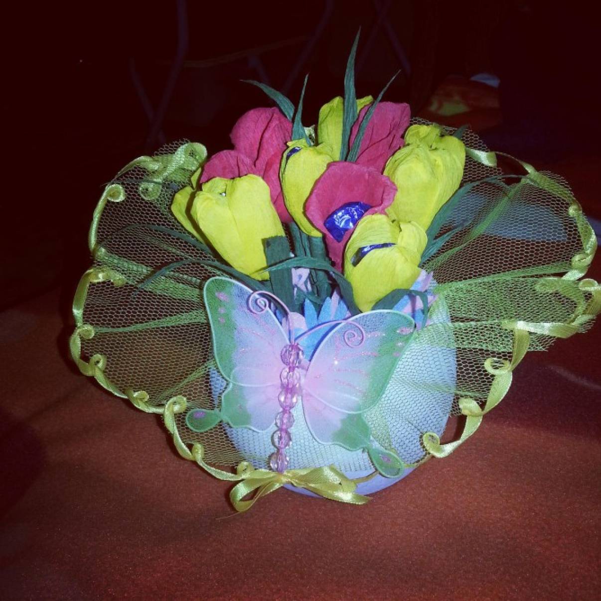 Солодкі букетики з паперових квітів   Букети з цукерок - ідеальний подарунок для мам, бабусь, подруг і колег
