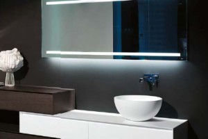 Щоб світло потрапляло в ванну з коридору, можна поставити двері з напівпрозорого скла